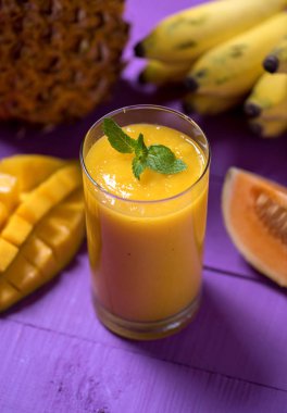 Mor zemin üzerine malzemeler ile güler yüzlü