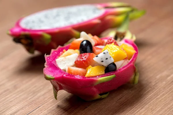 Salada de frutas em fundo de madeira — Fotografia de Stock