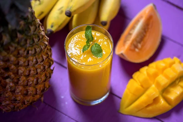 Batido con ingredientes sobre tabla de madera — Foto de Stock