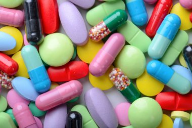 Beyaz arka planda izole edilmiş haplar