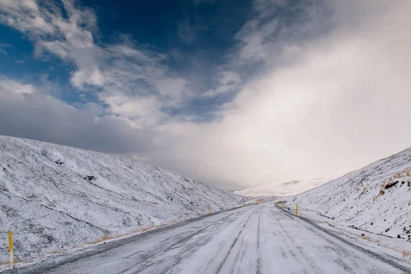İzlanda 'da kış yolu
