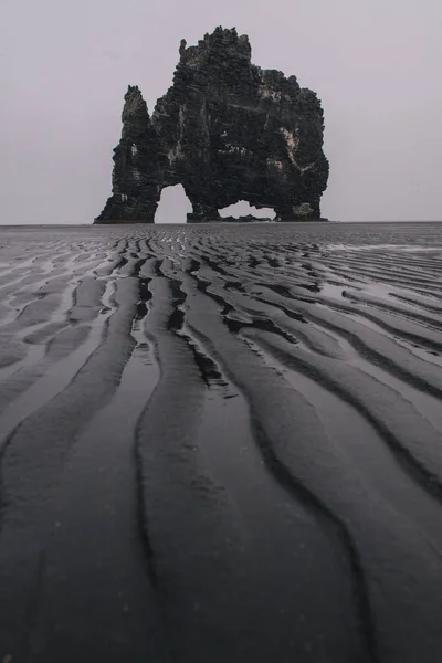 Hvitserkur to skały w morzu na północnym wybrzeżu Islandii. — Zdjęcie stockowe