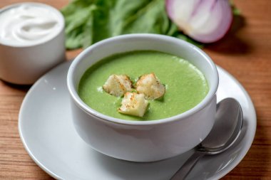 ahşap malzemeler ile ıspanak çorbası