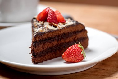 pasta plaka üzerinde çilek ile