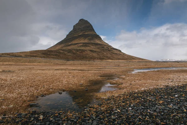 İzlanda'daki Kirkjufell kaya