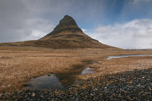 Kirkjufell rock w Islandii — Zdjęcie stockowe