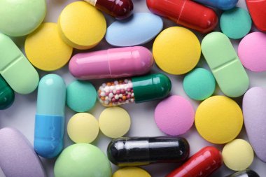 Beyaz arka planda izole edilmiş haplar