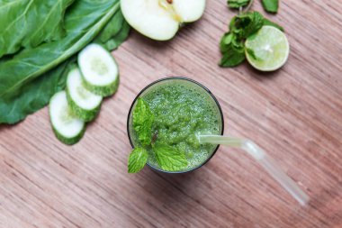 ahşap arka plan üzerinde güler yüzlü