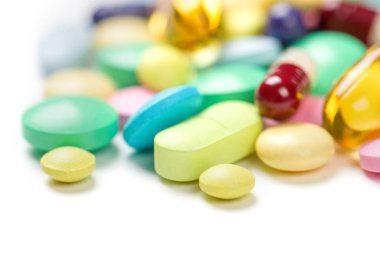 beyaz arkaplanda haplar