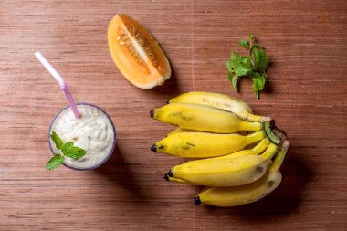 ahşap arka plan üzerinde güler yüzlü