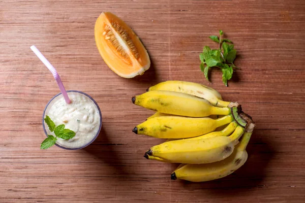 ahşap arka plan üzerinde güler yüzlü