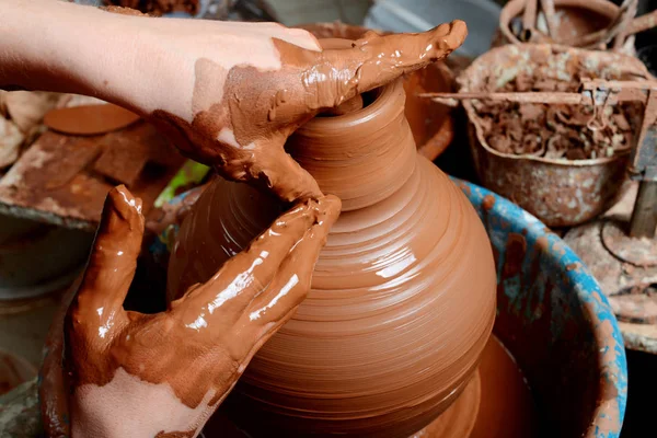 Potter at work in workshop — Stock Photo, Image