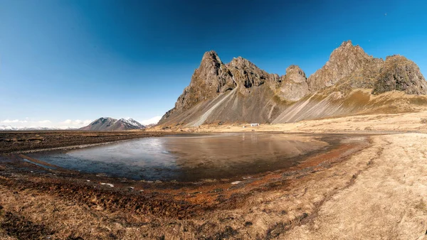 Lago en las montañas. Islandia — Foto de Stock