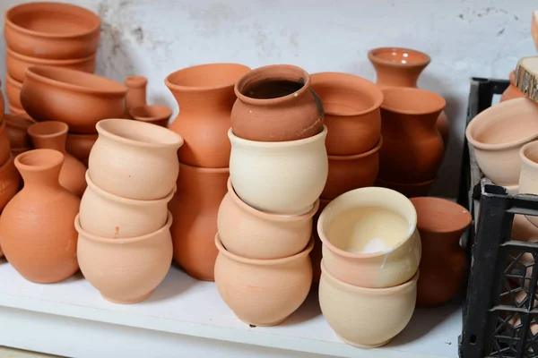 Pots en céramique en atelier — Photo