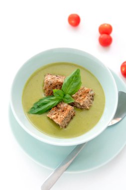 Beyaz üzerine bezelye çorbası