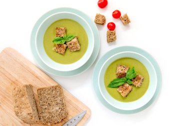 Beyaz zemin üzerine bezelye çorbası