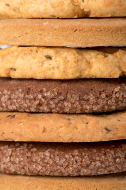 Yığılmış çip kurabiyeleri beyaz arkaplanda izole edildi