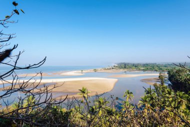Beyaz kumlu güzel bir sahil.