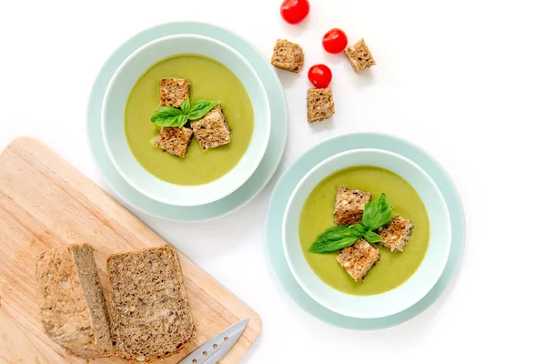 Beyaz zemin üzerine bezelye çorbası