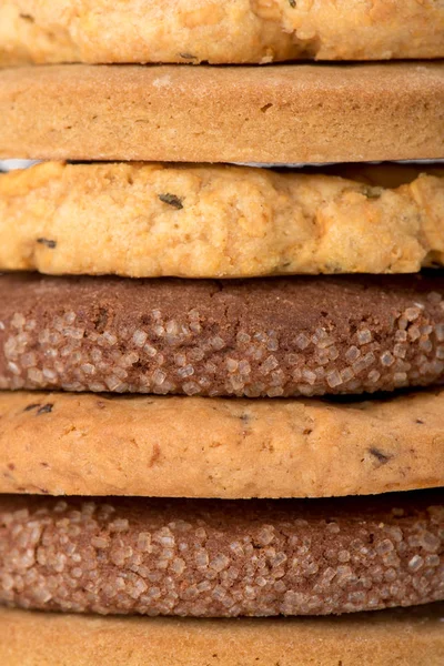 Yığılmış çip kurabiyeleri beyaz arkaplanda izole edildi