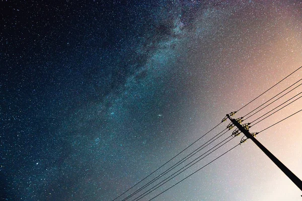 Abstrato céu noturno com forma leitosa e estrela sobre a linha de energia silhueta — Fotografia de Stock