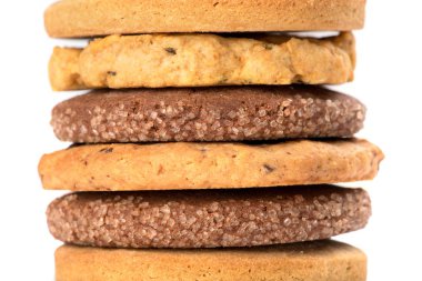 Yığılmış çip kurabiyeleri beyaz arkaplanda izole edildi