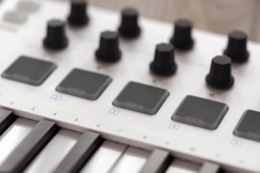 Yastıkları ve Fader ile MIDI klavye.