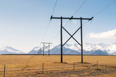 Güç hatları ile İzlanda manzara