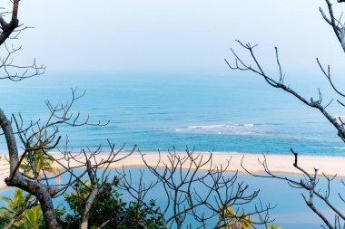 Beyaz kumlu güzel bir sahil.