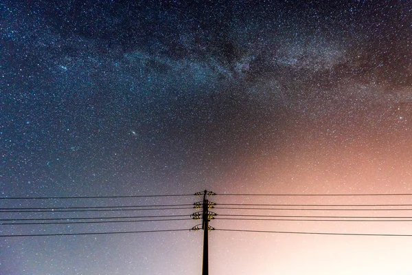Astratto cielo notturno con via lattea e stella sopra la linea elettrica silhouette — Foto Stock