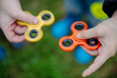 Çocuklar oynarken spinners kıpır. Açık