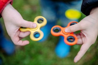 İki topluca spinners. Açık.