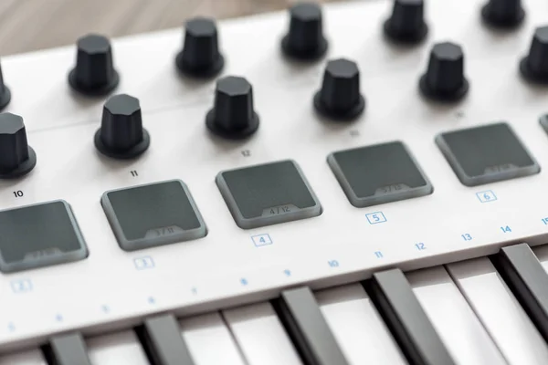 Vit MIDI-keyboard med kuddar och reglar. — Stockfoto