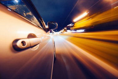 arka plan bulanıklık hareket ile yolda araba.