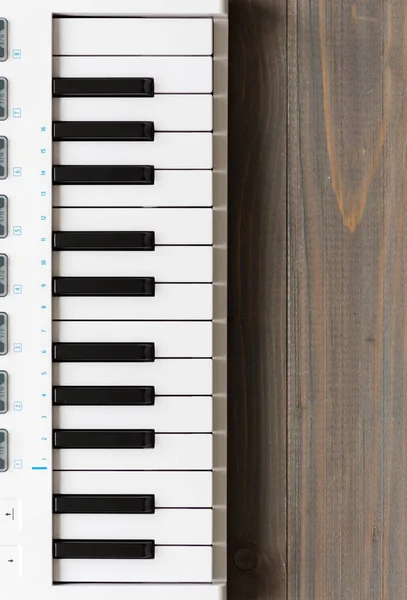 Vit MIDI-keyboard med kuddar och reglar. — Stockfoto