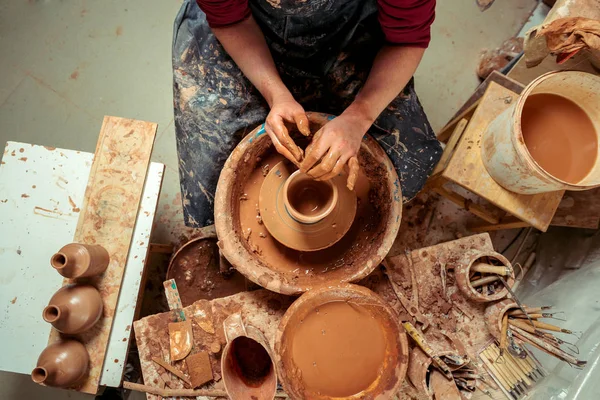 Potter a v práci. Seminář. Rukou hrnčíře, vytváří hliněné nádoby na kruhu — Stock fotografie
