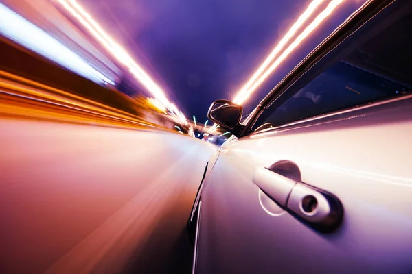 Auto op de weg met motion blur achtergrond. — Stockfoto