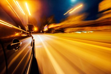 arka plan bulanıklık hareket ile yolda araba.