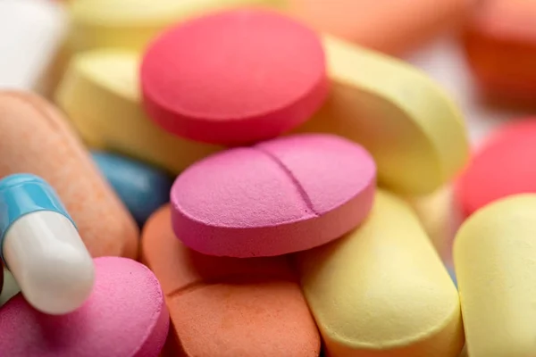 Разноцветные таблетки на белом фоне — стоковое фото