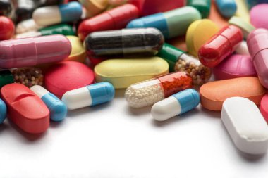 Beyaz arka plan üzerinde renkli Tablet