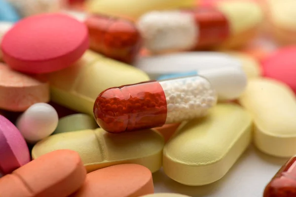 Разноцветные таблетки на белом фоне — стоковое фото