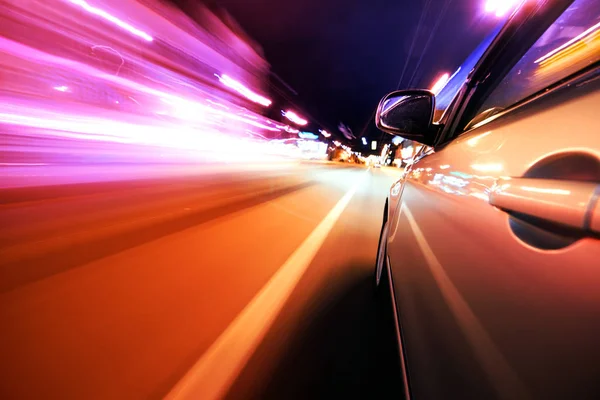 Coche en la carretera con fondo borroso movimiento . — Foto de Stock