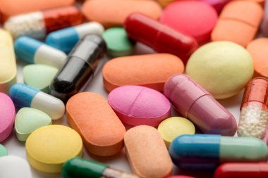 Beyaz arka plan üzerinde renkli Tablet