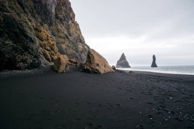 Dağ manzarası ile okyanus. İzlanda'daki siyah beach.