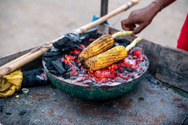 Milho frito em brasas na praia de Arambol. Estilo indiano — Fotografia de Stock