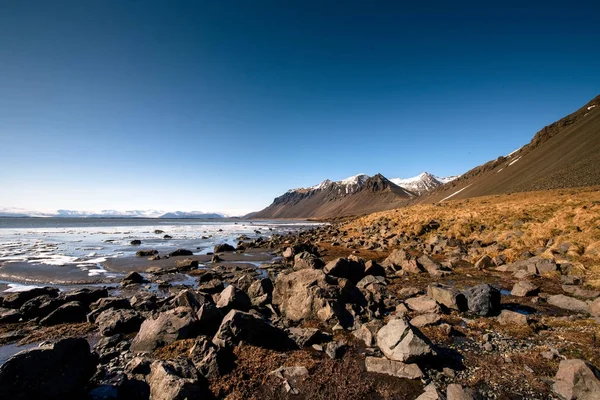 Krajobraz górski z oceanu. Islandia — Zdjęcie stockowe