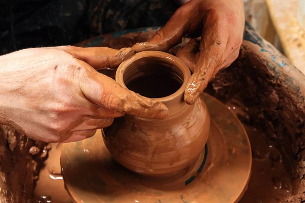 Potter op het werk. Werkplaats. — Stockfoto