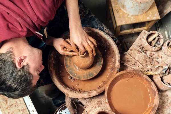 Potter en el trabajo. Lugar del taller. —  Fotos de Stock