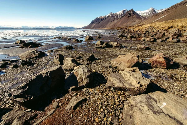 Krajobraz górski z oceanu. Islandia — Zdjęcie stockowe