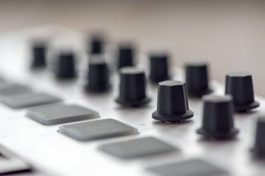 Yastıkları ve Fader ile MIDI klavye
